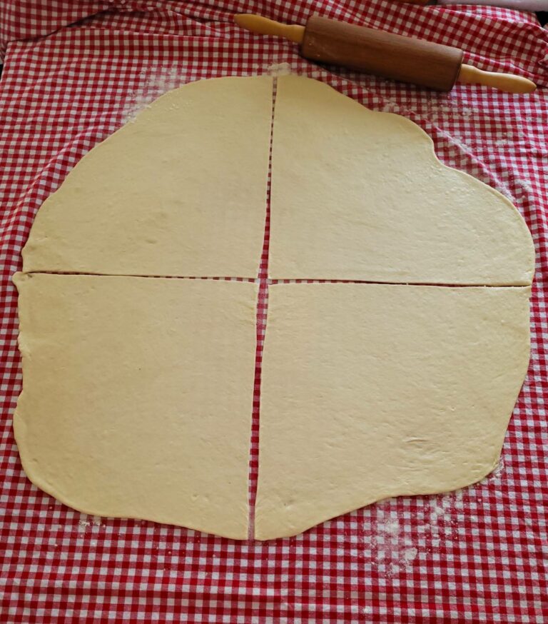 Den ausgerollten Teig in vier Teile geschnitten.