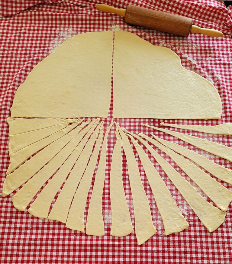 Zwei der Teile in kleinere Teile geschnitten.