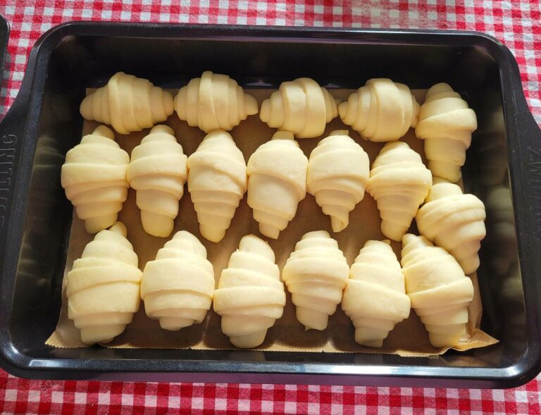 Brötchen in einer Backform.