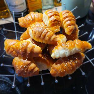 Brötchen mit Sesam in einer Metallschale.