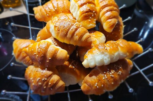 Brötchen mit Sesam in einer Metallschale.