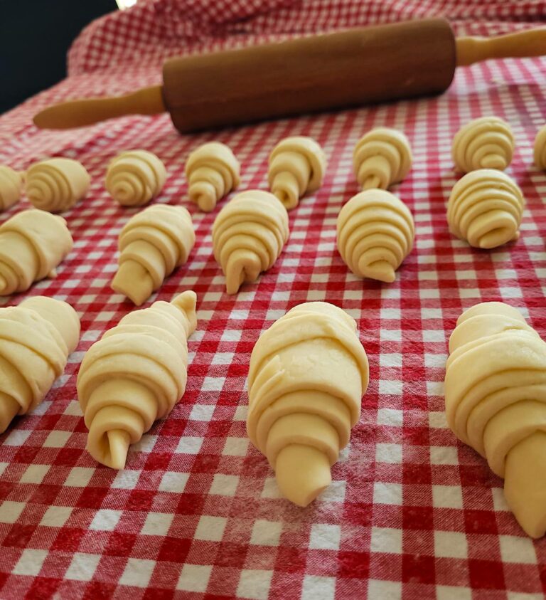 Brötchen auf einer roten Tischdecke