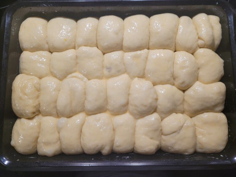 Buchteln nach dem Bestreichen.