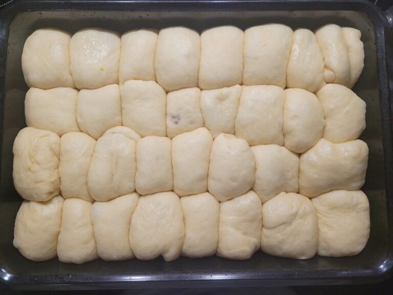 Buchteln vor dem Bestreichen.