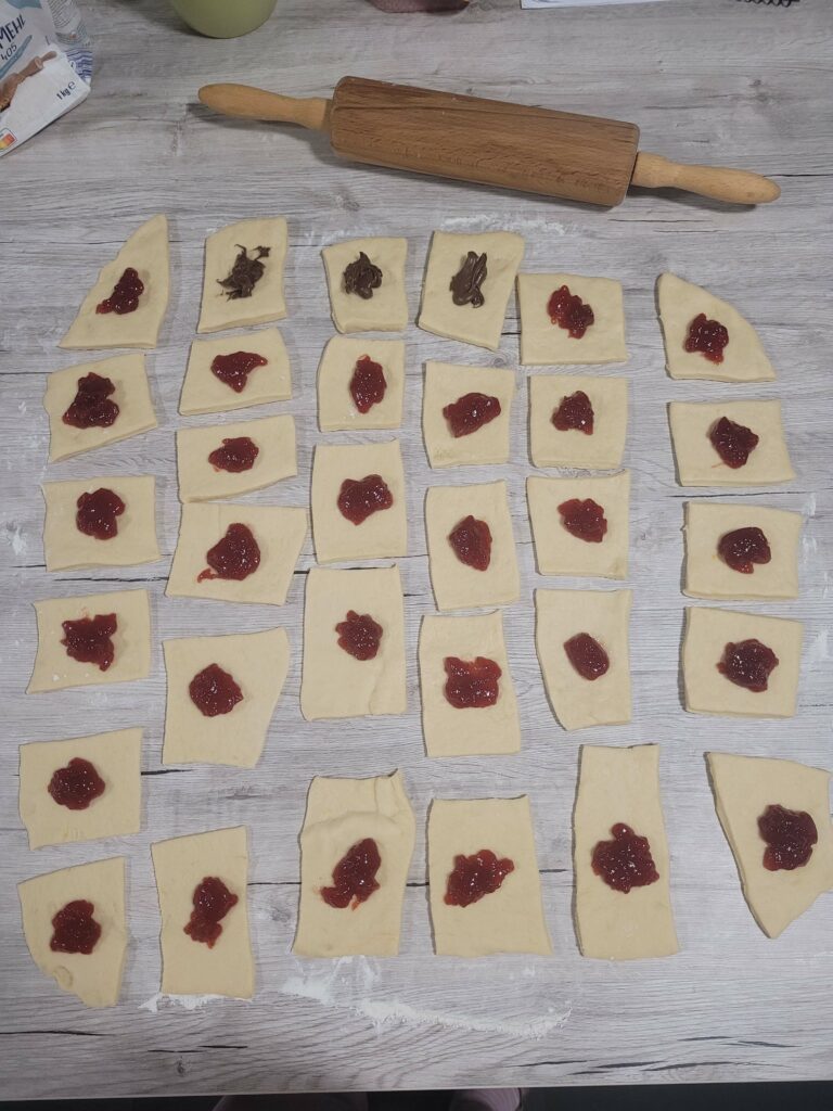 Gefüllte Buchteln vor dem Formen.