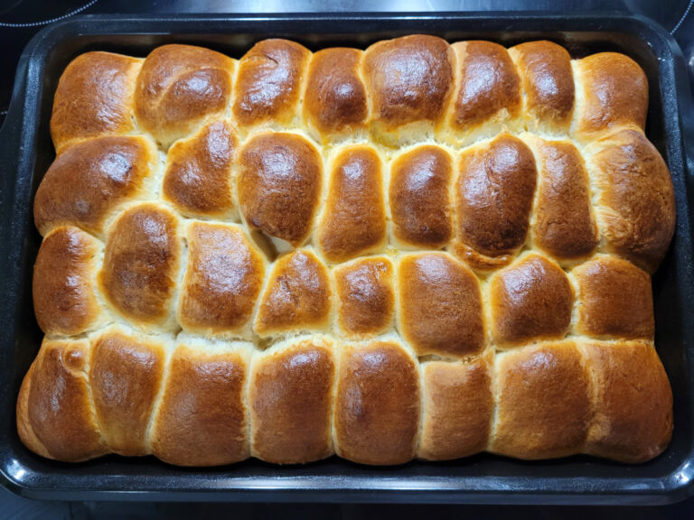 Gebackene Buchteln im Backform.