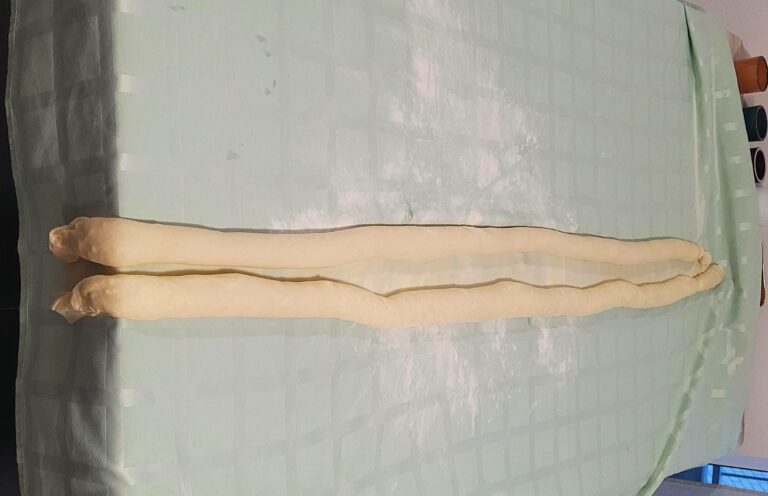 Gerollter Strudel auf einer Tischdecke.