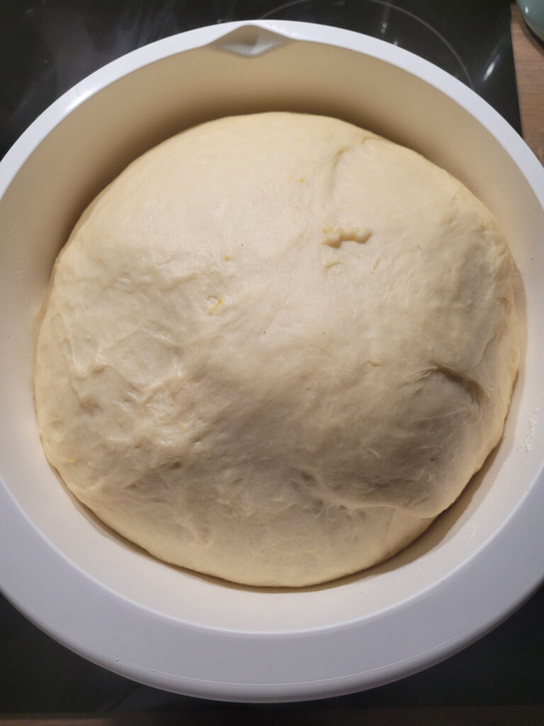 Hefeteig für die Buchteln in einer Rührschüssel.