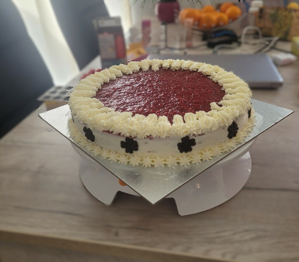 Himbeer-Schokoladenkuchen auf einem Tortenständer.