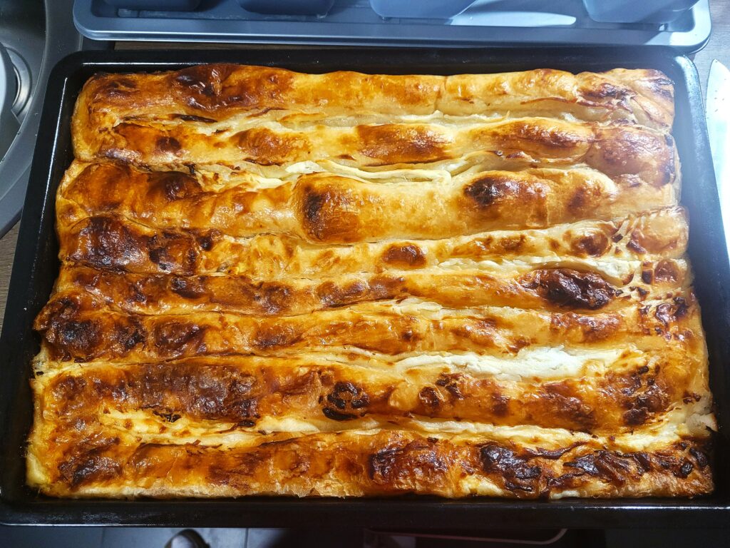 Käsestrudel in einer Backform.