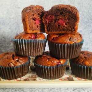 Saftige Schokoladenmuffins mit Kirschen auf einem Teller.