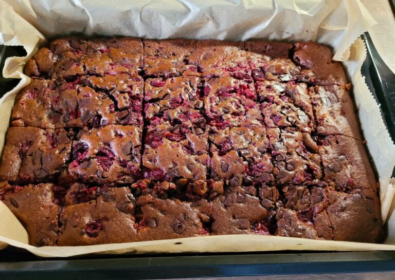 Schokoladenmuffins mit Kirschen im Blech.