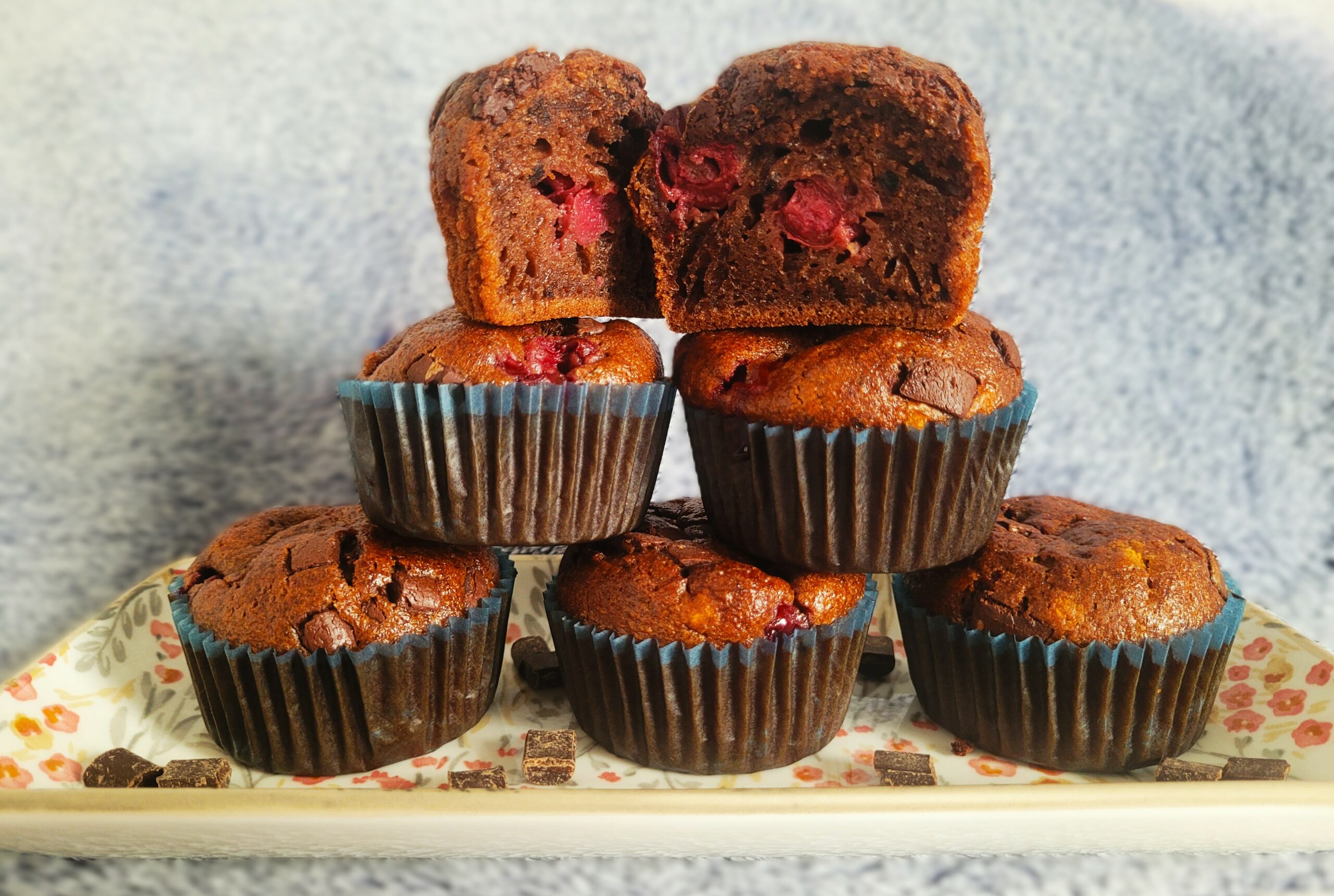 Saftige Schokoladenmuffins mit Kirschen auf einem Teller.
