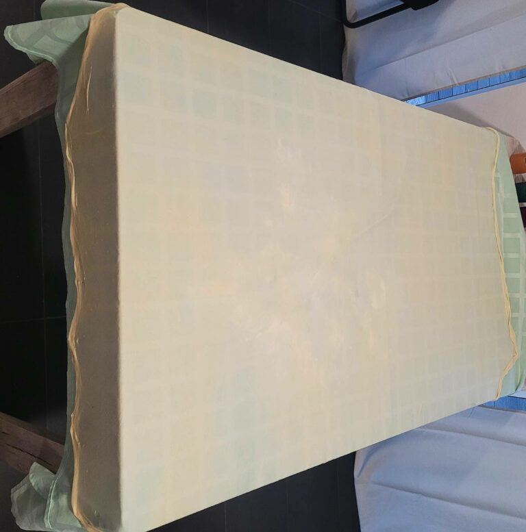 Ausgebreiteter Teig auf einem Tisch.