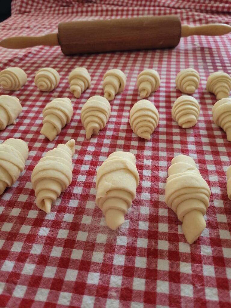 Weiche Brötchen in einer Backform.