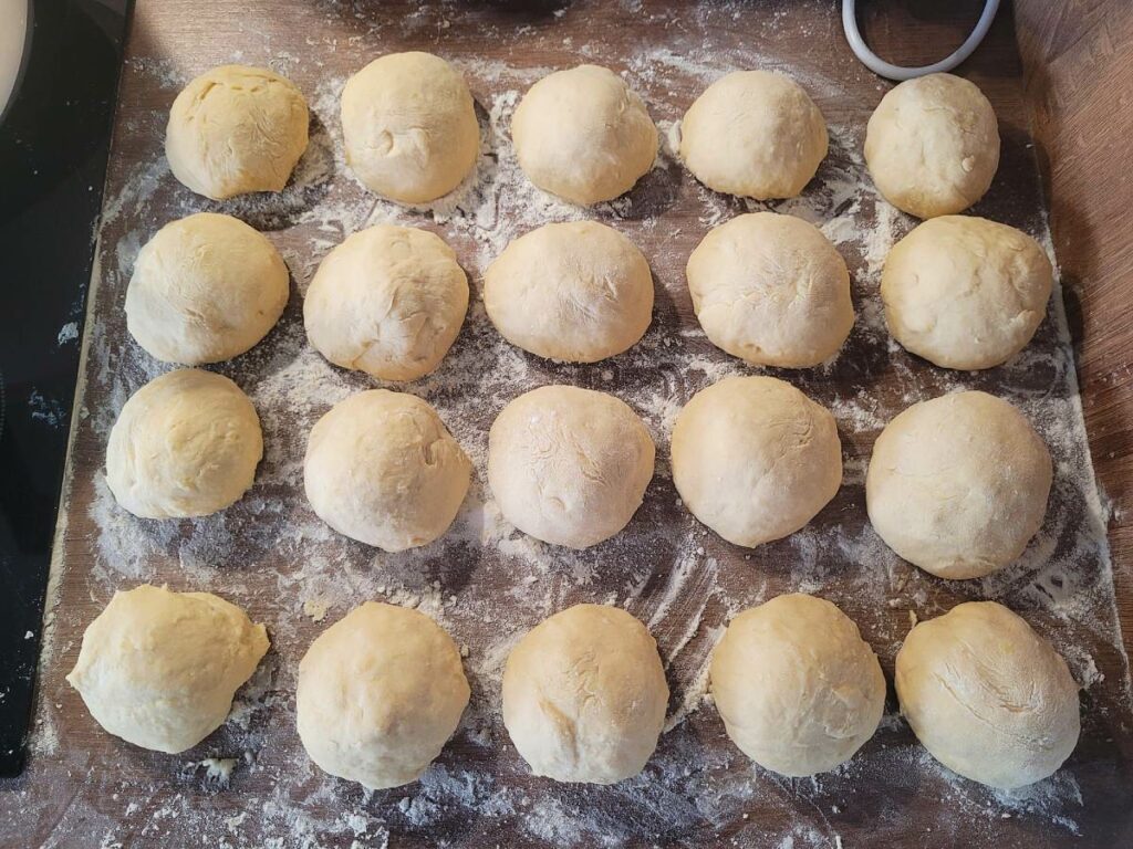 Geformter Knödel auf einer Holzoberfläche.